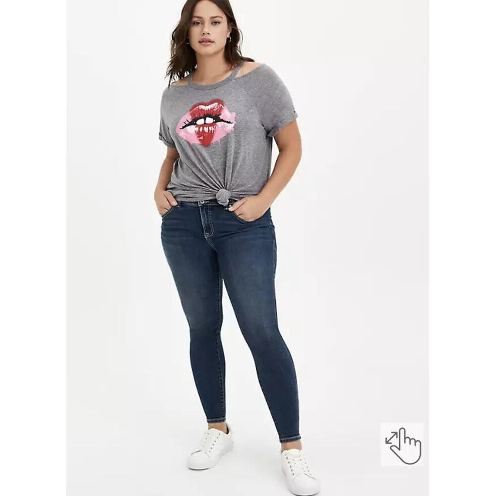 TORRID 3X HEART LIPS GREY COLD SHOULDER TEE